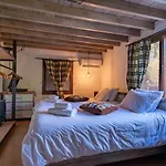 Rozana House